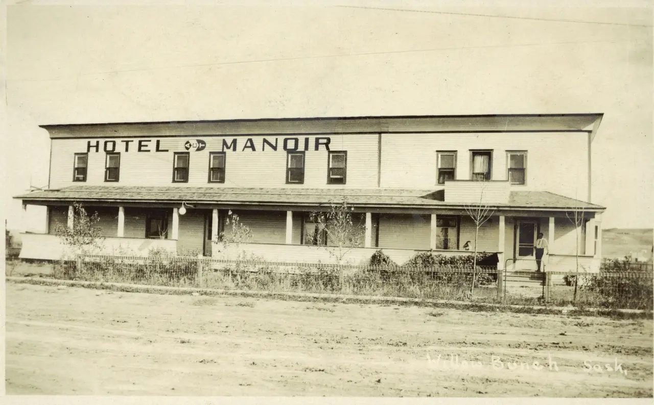 Hotel Manoir, Willow Bunch, about 1910